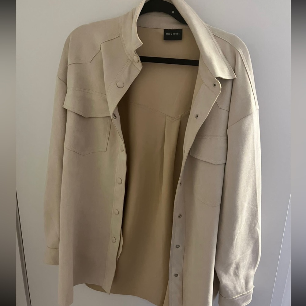 Beige shaket